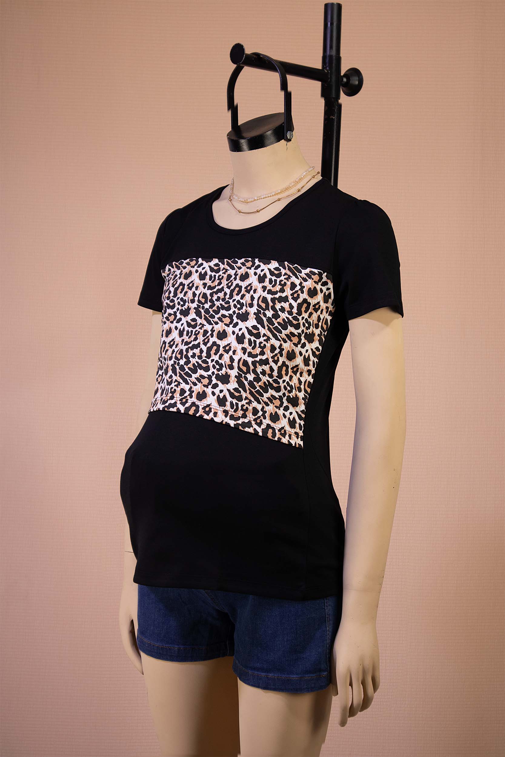 Polo de Lactancia «Wild Comfort» – Estilo y Funcionalidad