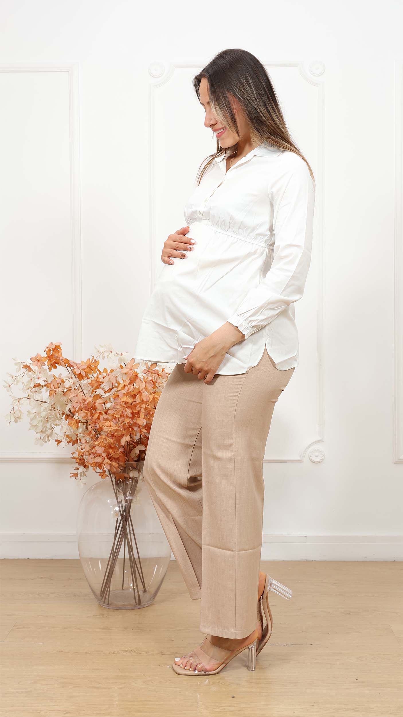 Blusa Camisera Maternity "Pure White" – Elegancia y Frescura - Imagen 2