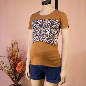 Polo de Lactancia «Wild Comfort» – Estilo y Funcionalidad